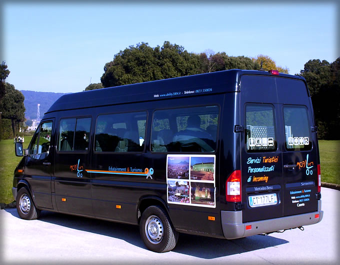 Il minibus Mobility in servizio alla Reggia di Caserta